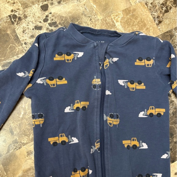 4-30$ Pekkle snow truck print Pajamas 12months - Picture 4 of 5